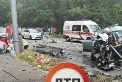 Под Киевом пьяный водитель Mercedes устроил ДТП: погибли двое детей и родители (видео)