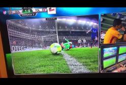 Арбитр думал 8 минут: видео со спорным моментом в футбольном матче стало хитом в сети