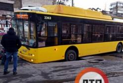 В Киеве троллейбус провалился в асфальт (видео)