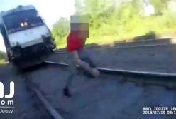 Человека в последнюю секунду спасли от поезда (видео)