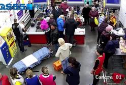 Россиянка родила в супермаркете прямо у кассы (видео)