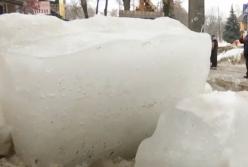 Лед-убийца: умер мужчина, на которого недавно упала ледяная глыба  (видео)