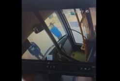 В Кропивницком пассажиры разбили стекло автобуса из-за нежелания надевать маски (видео)