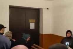 В Дагестане люди попытались выломать дверь офиса «Газпрома» (видео)