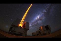 Правоту Эйнштейна доказал "танец" звезды около сверхмассивной черной дыры (видео)