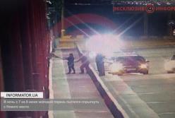 В Днепре мужчина пытался прыгнуть с моста (видео)