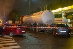 ДТП в Киеве: один автомобиль влетел в столб, второй — в бензовоз (видео)