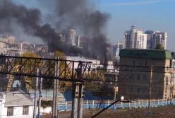 В Киеве произошел пожар на заводе: людей снимали с крыши (видео)