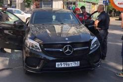 Пьяный мужик уснул в машине на перекрестке в Киеве (видео)