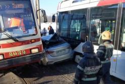 Загадочное ДТП: авто застряло между двух трамваев (видео)