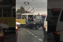 В Харькове трамвай врезался во внедорожник (видео)