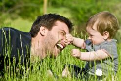 Когда отец остался с ребенком: странные вещи происходят (видео)