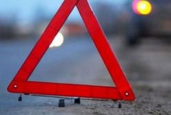 В Киеве пешеход погиб под колесами двух авто (видео)