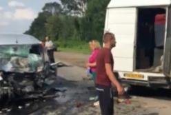 Трагедия на Буковине: водитель заснул за рулем, один человек погиб и 10 травмированы (видео)