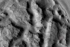 Ученые на Марсе обнаружили "вафлю" (видео)