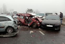 На выезде из Одессы столкнулись 17 автомобилей (видео)