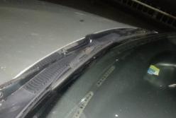 В Запорожье кусок моста рухнул на автомобиль (видео)