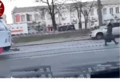 Киевлянка, не попавшая в трамвай, "проучила" водителей, парализовав движение (видео)