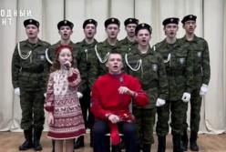 Геббельс ридає в труні: окупанти подарували 8-річній переможниці конкурсу лопаті від дрону Баба-яга (відео)