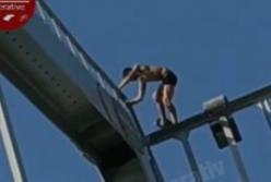 В Киеве мужчина рискнул жизнью на пешеходном мосту (видео)