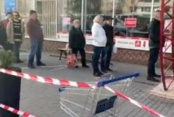 В Ужгороде людей в магазин пропускают по очереди (видео)