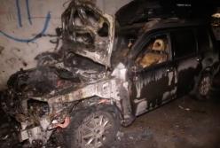 Ужасное зрелище: два элитных автомобиля сгорели дотла в центре Киева (видео) 