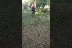 Школьники избили старика ногами и лопатой по голове (видео)