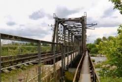 В Ивано-Франковске подростка ударило током на железнодорожном мосту (видео)
