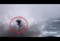 Туристку смыло в океан огромной волной во время фотосессии (видео)