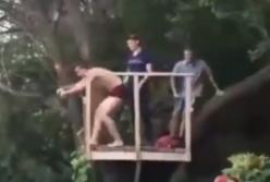 Неожиданная развязка во время прыжка с тарзанки (видео)