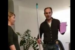 Муж смешно разыграл жену (видео)