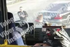 Под Киевом водитель обстрелял маршрутку (видео)