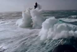 Страшное зрелище: вот что бывает, когда в сильный шторм попадает корабль (видео)