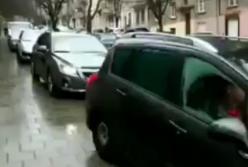 Во Львове наглые автохамы устроили пробку на тротуаре (видео)