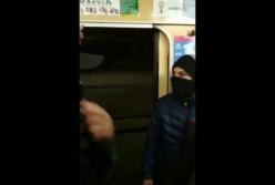 Опасные игры: в Харькове хулиганы проехали в вагоне метро с открытой дверью (видео)
