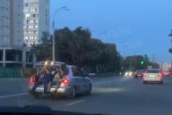 В Киеве заметили экстремалов, катающихся по городу в багажнике машины (видео)