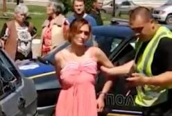 "Ну, погоди" в Ржищеве: наркоманка на авто заставила полицейских гонятся за ней вокруг клумбы (видео)