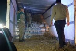 В сеновозе возле границы с Польшей обнаружили около 300 ящиков алкофальсификата (видео)