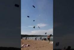 Отдыхающих на пляже застал врасплох смерч из матрасов (видео)
