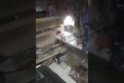 В Днепре воры выбили дыру в стене и ограбили автомагазин (видео)