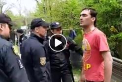В Одессе пьяный дебошир уговаривал копов вернуть пиво (видео)