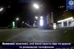В Киеве полицейские нашли на дороге невменяемую женщину (видео)
