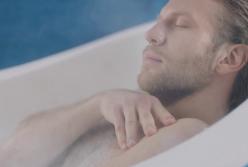 В ванне с йогуртом: скандальный Дорн снялся обнаженным (видео)