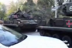 Наглость второе счастье: автомобиль втиснулся в колонну парадной военной техники (видео) 