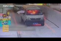 Водитель вовремя выпрыгнул из окна загоревшегося автомобиля (видео)