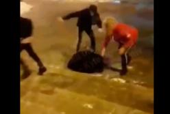  Подростки со зверской жестокостью избили мужчину в самом центре Киева (видео)