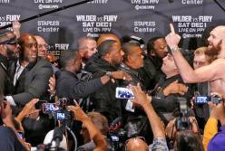 "Я убью тебя, Тайсон": боксеры с мировым именем устроили драку на пресс-конференции (видео)