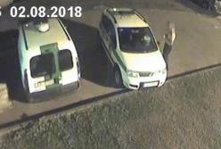 Полуголый мужчина с топором напал на авто полиции (видео)