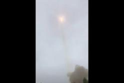 В российскую ракету во время запуска ударила молния (видео)