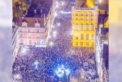 Свечи и молчание: тысячи людей вышли на улицы Польши (видео)